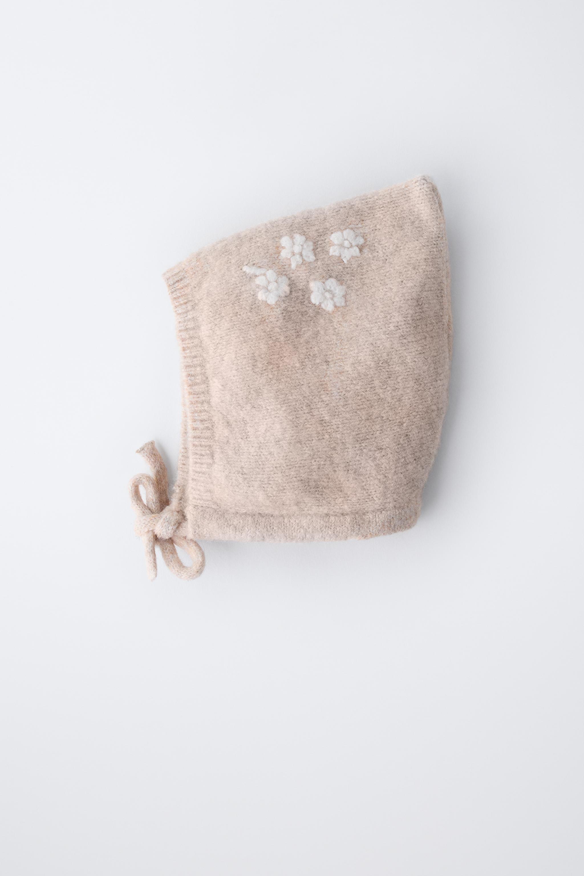 BONNET EN MAILLE À FLEURS BRODÉES